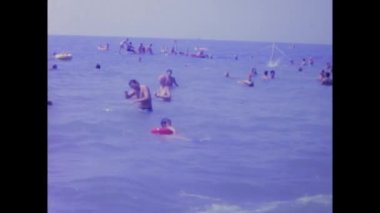 Terni, İtalya Haziran 1970: 1970 İtalyan sahillerinde plaj tatilinin keyfini çıkaran kalabalık bir kalabalığın görüntüleri.