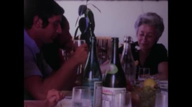 Terni, İtalya Haziran 1970: 1970 'lerde evde sıcak bir aile yemeği toplanmasını gösteren görüntüler.