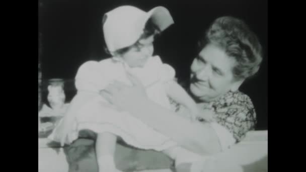 1958年6月 イタリアのローマ ヴィンテージ1950年代の映像は 幼児と祖母との貴重な家族の瞬間を捉えています — ストック動画