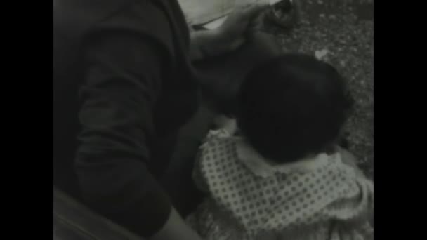 Řím Itálie Červen 1958 Ročník 1950 Záběry Zachycuje Srdcervoucí Rodinné — Stock video