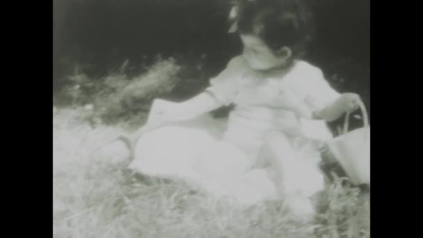 1958年6月 意大利罗马 20世纪50年代的古老镜头记录了一个身穿黑衣和白衣的年轻女孩给家人带来的温馨时刻 — 图库视频影像