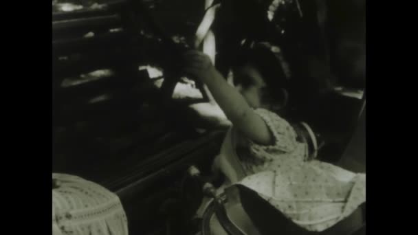 1958年6月 意大利罗马 20世纪50年代的古老镜头记录了一个身穿黑衣和白衣的年轻女孩给家人带来的温馨时刻 — 图库视频影像