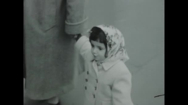1958年6月 イタリアのローマ ヴィンテージ1950年代の映像は 黒と白の若い少女との心温まる家族の瞬間をキャプチャします — ストック動画
