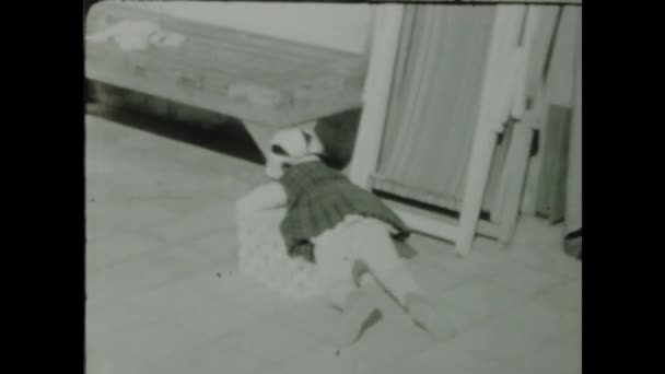 1958年6月 イタリアのローマ ヴィンテージ1950年代の映像は 黒と白の若い少女との心温まる家族の瞬間をキャプチャします — ストック動画