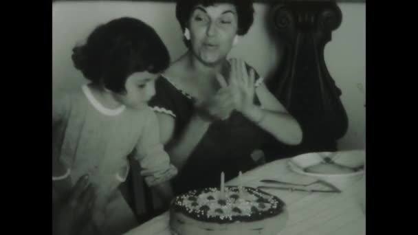 이탈리아 1958 빈티지 1950 동영상 흑인과 백인에 소녀와 따뜻한 가족의 — 비디오