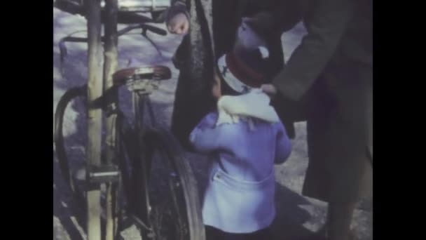 Рим Италия Май 1968 Ностальгические Кадры Запечатлевшие Семейные Моменты Ребенком — стоковое видео