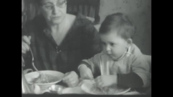 Rom Italien Mai 1968 Vintage Aufnahmen Eines Kindes Beim Mittagessen — Stockvideo