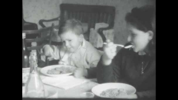 Рим Італія Травень 1968 Вінтажні Кадри Дитини Насолоджується Обідом Вдома — стокове відео