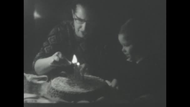 ローマ 1968年かもしれない 子供が1960年代に自宅でケーキで誕生日を祝うビンテージ映像 — ストック動画