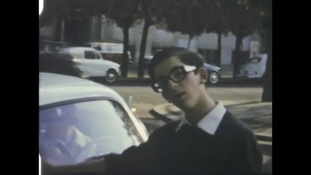 ローマ 1968年かもしれないイタリア 1960年代にフィアット600で旅に出る家族のヴィンテージ映像 — ストック動画