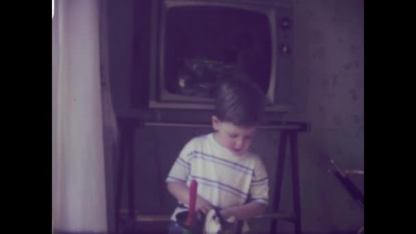 이탈리아 1968 1960 년대에 장난감으로 놀고있는 아이의 빈티지 비디오 추억을 — 비디오
