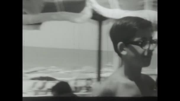 ローマ 1968年かもしれないイタリア 懐かしい黒と白で撮影された1960年代にイタリアでビーチバケーションを楽しむ家族のビンテージ映像 — ストック動画
