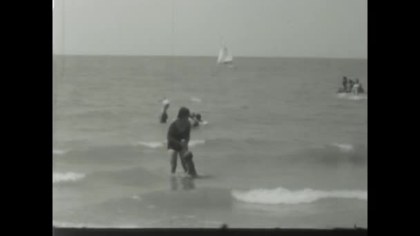 Рим Італія Травень 1968 Вінтажні Кадри Сім Яка Насолоджується Пляжним — стокове відео