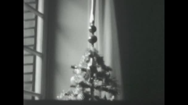 이탈리아 1968년 아이와 장난감으로 집에서 1960년대 크리스마스 가족의 순간을 포착하는 — 비디오