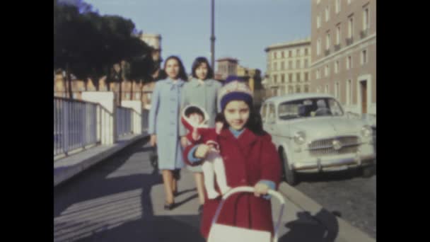 ローマ 1968年かもしれない ノスタルジックな映像は 1960年代に赤いジャケットを着た少女と家族の瞬間を捉えています — ストック動画