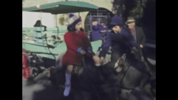 Rom Italien Mai 1968 Nostalgische Aufnahmen Von Familienmomenten Mit Einem — Stockvideo