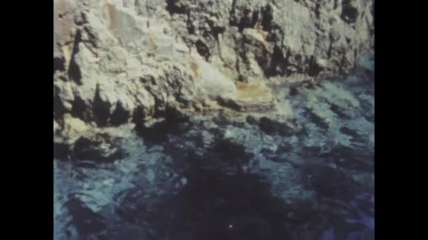 마리니 이탈리아 1968년 1960년대 에메랄드 그로토 풍경의 아름다움을 보여주는 빈티지 — 비디오
