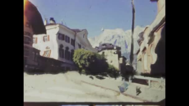 意大利拉瓦雷多可能是1968年 20世纪60年代的一个夏天 展示意大利阿尔卑斯山风景的复古镜头 — 图库视频影像