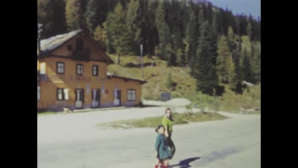 イタリアのラバレド 1968年かもしれない ビンテージ映像は 1960年代の夏の間にイタリアのアルプス山脈の景色を示しています — ストック動画