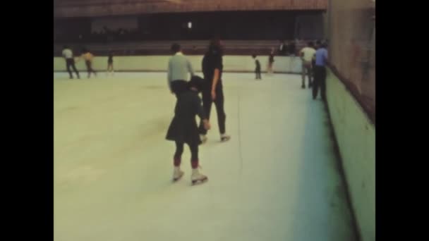 ローマ 1968年かもしれないイタリア 冷凍アイスリンクで優雅にアイススケートする少女のヴィンテージ映像 — ストック動画