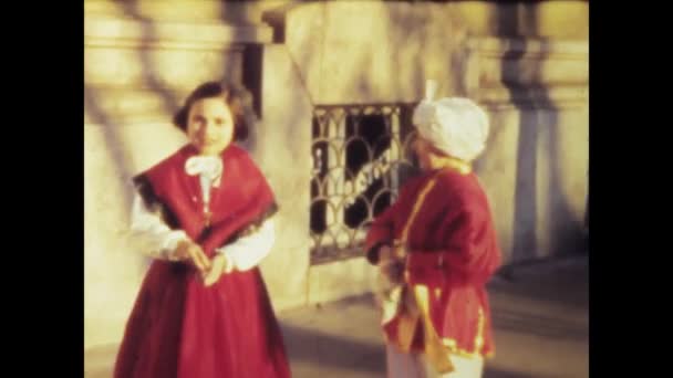 Рим Італія Червень 1968 1960 Кадри Дітей Святкують Карнавал Вулицях — стокове відео