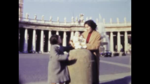 1968年6月 イタリアのローマ 1960年代のバチカンへの家族の訪問の歴史的な映像 記憶に満ちた — ストック動画