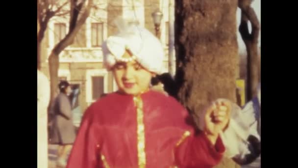 Рим Італія Червень 1968 1960 Кадри Дітей Святкують Карнавал Вулицях — стокове відео