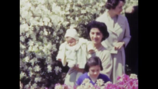 1968年6月 イタリアのローマ 新生児を屋外で優しく抱えている母親の映像 — ストック動画