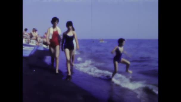 Roma Italia Junio 1968 Imágenes Década 1960 Personas Disfrutando Vacaciones — Vídeos de Stock