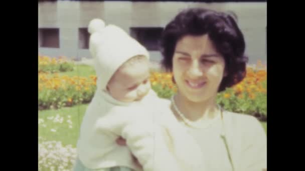 1968年6月 イタリアのローマ 新生児を屋外で優しく抱えている母親の映像 — ストック動画