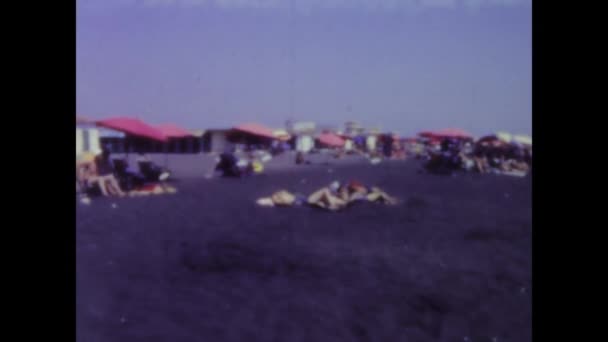 1968年6月 イタリアのローマ イタリアでビーチバケーションを楽しむ人々の1960年代の映像 懐かしい思い出を呼び起こす — ストック動画
