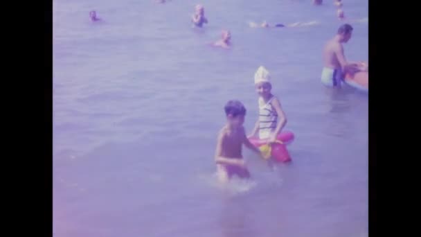 イタリアのテルニ 1970年6月 イタリアの海岸でビーチ休暇を楽しむ賑やかな群衆の映像 — ストック動画