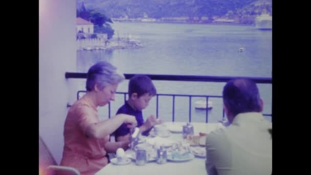 Terni Italia Junio 1970 Imágenes Una Familia Disfrutando Almuerzo Una — Vídeos de Stock