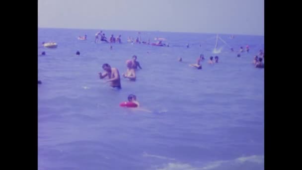 意大利 1970年6月20日 1970年代 一群人忙着在意大利海岸度假的镜头 — 图库视频影像