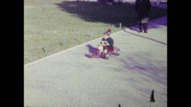 Roma, İtalya Haziran 1970: 1970 'lerde pedallı go-kart kullanan bir çocuğun nostaljik bir anı.