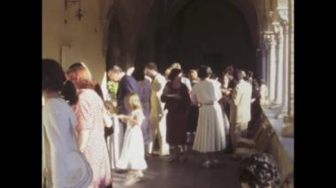 Palermo, İtalya Haziran 1978: 1970 'lerin klasik görüntüleri kalabalık ve canlı bir düğün büfesi resepsiyonunu gösteriyor.