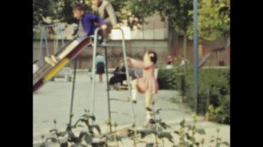 Roma, İtalya Haziran 1970: 1970 'lerden bir grup çocuğun bir slaytta eğlendiği klasik görüntüler.