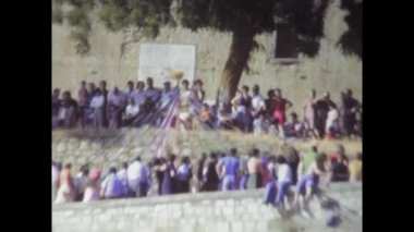 Roma, İtalya 1970: Yerel folkloru kutlayan canlı bir geçit töreninde müzisyenlerin yer aldığı büyüleyici 1970 'ler tarihi görüntüleri.