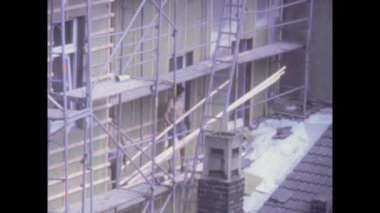 Roma, İtalya 1970: 1970 'lerin şantiye sahnesinde inşaatçılar bir ev inşa etmenin özünü yakalıyorlar..