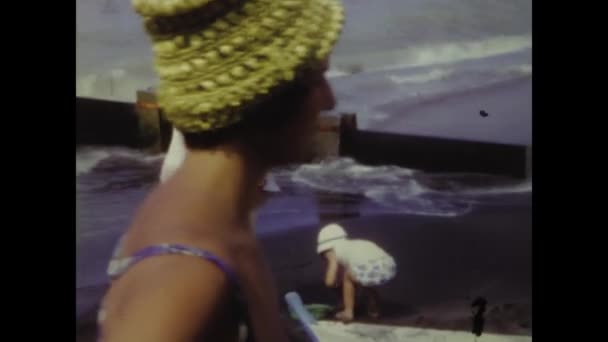 Roma Italia Junio 1970 1970 Metraje Las Vacaciones Playa Amorosas — Vídeos de Stock