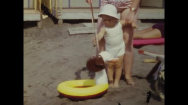 意大利罗马 1970年6月20日 70年代 一个家庭和一个年轻姑娘在海滩度假的镜头 — 图库视频影像