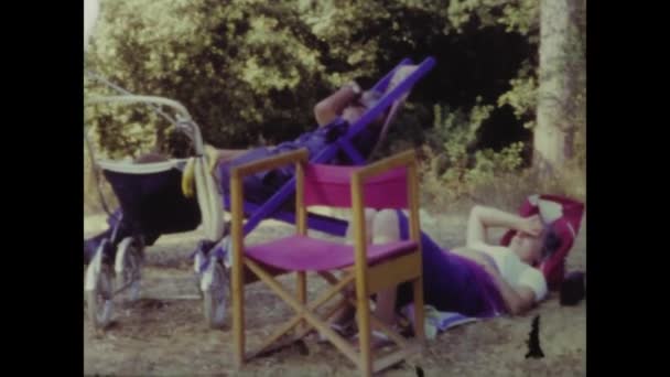 意大利罗马 1970年6月 20世纪70年代的录像 记录了一家人在一片茂密的草地上露营的经历 — 图库视频影像