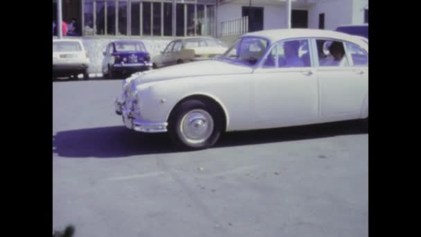 イタリアのPlatermo 1978年6月 エレガントなヴィンテージカーでスタイルに到着する新婚夫婦を紹介する1970年代の映像 — ストック動画