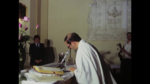 1978年6月 イタリアのプラエルモ カトリック司祭の1970年代の歴史的な映像は 厳粛にミサを祝います — ストック動画