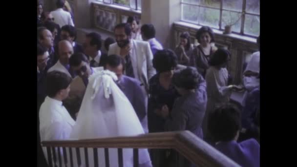 1978年6月 イタリアのパレルモ 混雑した活気に満ちた結婚式のビュッフェレセプションを示す1970年代のヴィンテージ映像 — ストック動画