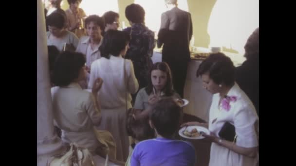 1978年6月 意大利巴勒莫 1970年代的复古录像 展示了一个热闹热闹的婚宴招待会 — 图库视频影像