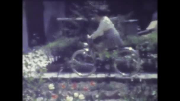 Roma Itália Junho 1970 Filmagem Vintage Uma Jovem Desfrutando Passeio — Vídeo de Stock
