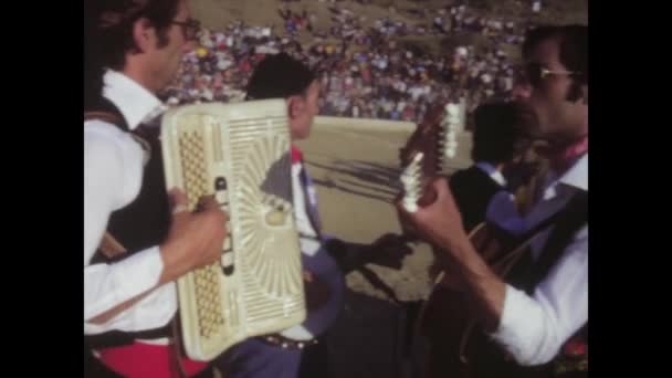 意大利罗马可能是1970年 在庆祝当地民间传说的热闹游行中 出现了迷人的1970年代的历史片段 — 图库视频影像