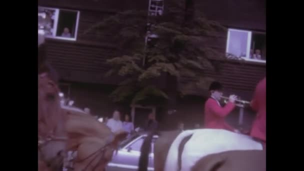 ローマ イタリア 1970年かもしれない 地元の民俗を祝う活発なパレードでミュージシャンをフィーチャーした1970年代の歴史的な映像を魅了 — ストック動画