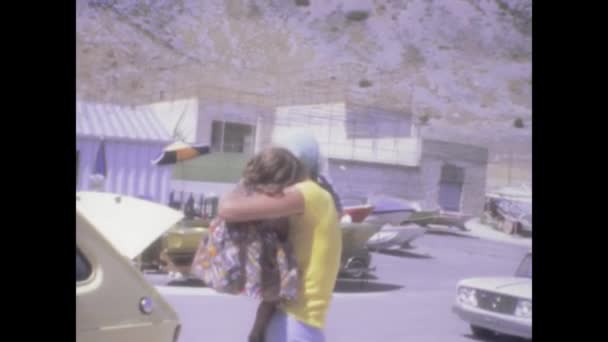 이탈리아 1970 빈티지와 손상된 동영상에서 1970 년대에서 가족의 순간을 — 비디오